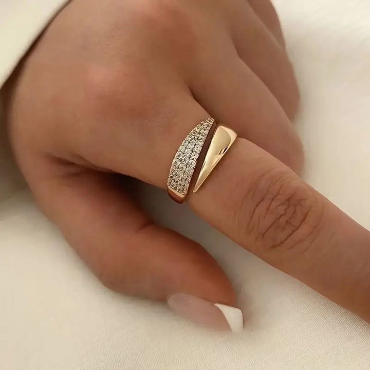 Elegant Gold Ring with Sparkling Stones (1+1 FREE) 💍✨