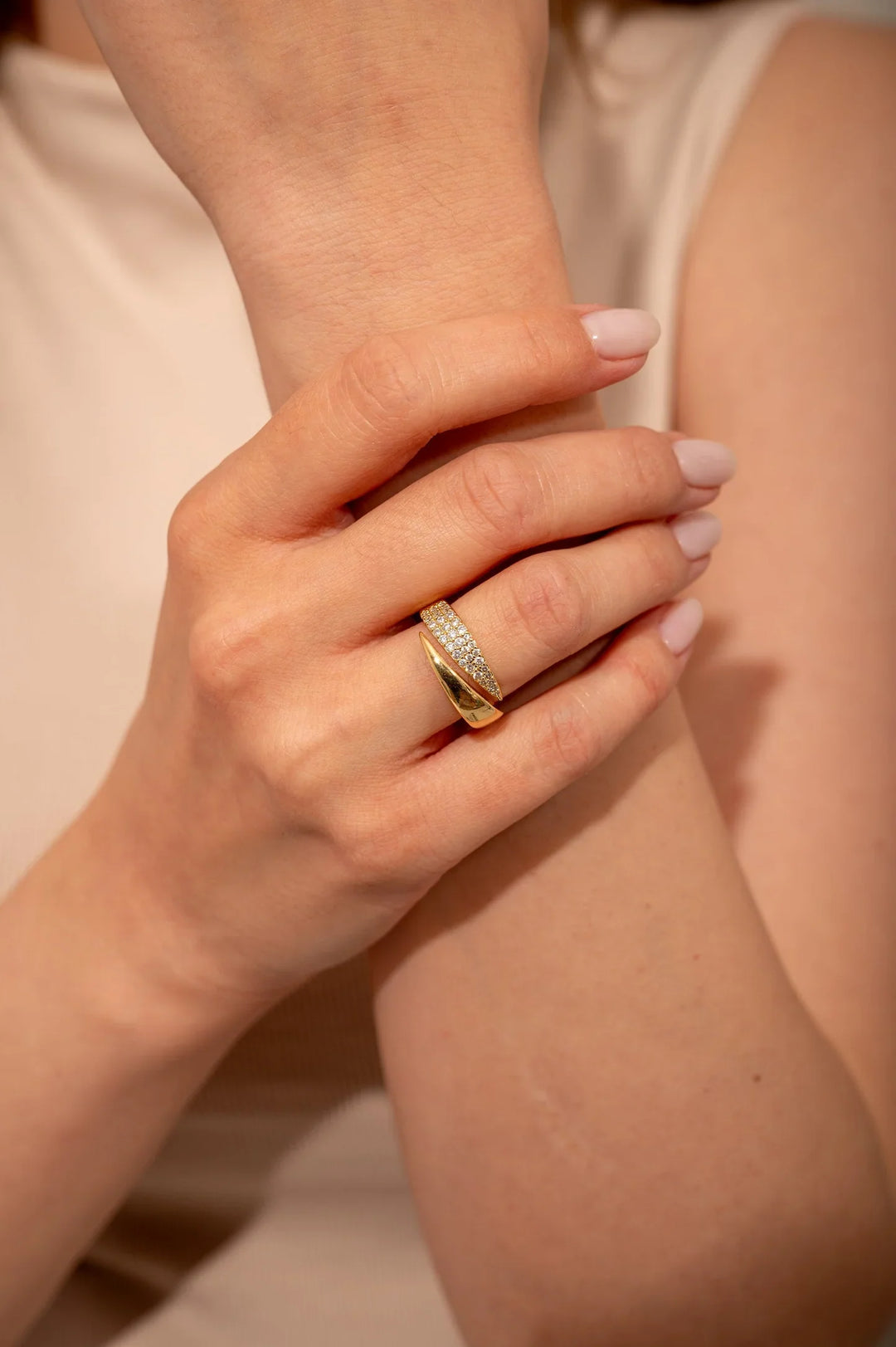 Elegant Gold Ring with Sparkling Stones (1+1 FREE) 💍✨