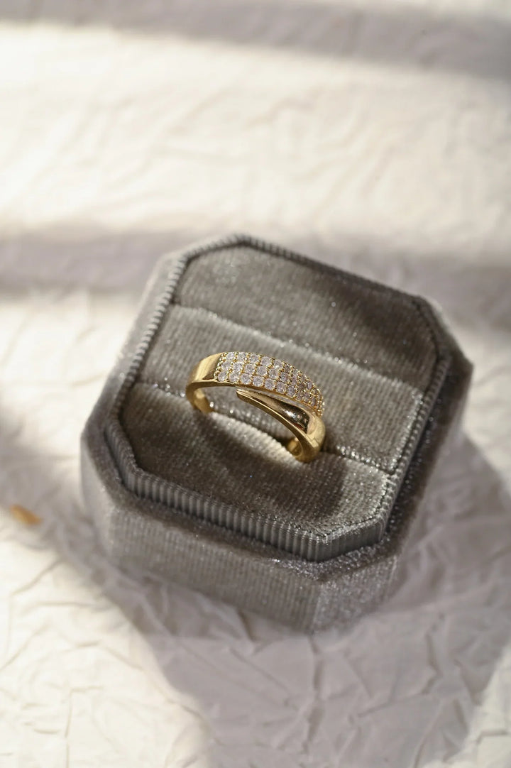 Elegant Gold Ring with Sparkling Stones (1+1 FREE) 💍✨