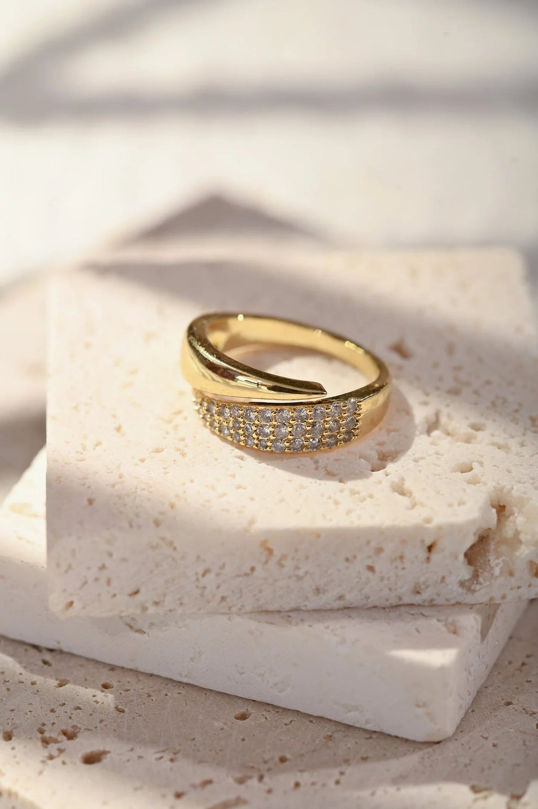 Elegant Gold Ring with Sparkling Stones (1+1 FREE) 💍✨