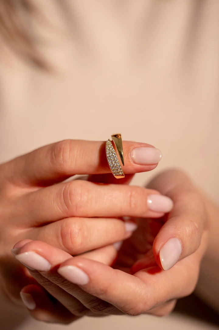 Elegant Gold Ring with Sparkling Stones (1+1 FREE) 💍✨